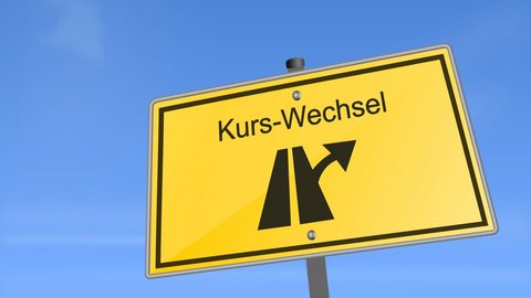 Gelbes Straßenschild vor blauem Himmel mit Kurswechsel-Aufschrift