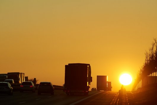 Sonnenuntergang auf der Autobahn