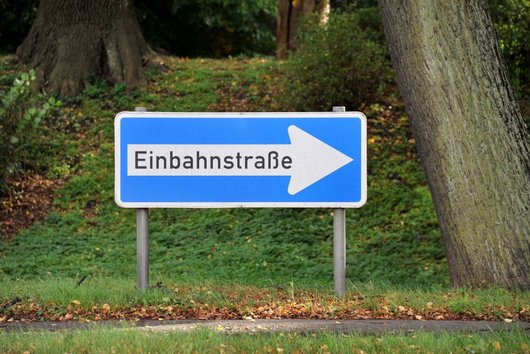 Einbahnstraße: blaues Schild mit weißem Pfeil.