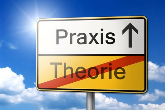 Straßenschild zeigt in Richtung Praxis