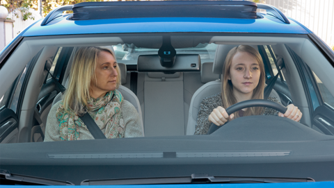 Frau und Mädchen in Auto