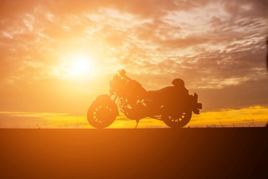 Motorrad vor Sonnenuntergang