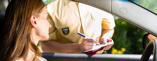 Ordnungswidrigkeiten ab 60 € und Straftaten führen zu Punkten in Flensburg.