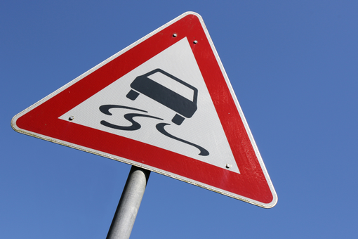 Gefahrenzeichen weisen den Autofahrer auf eine Gefahr hin.