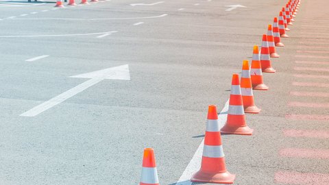 Orange Pylone auf Straße mit Pfeil