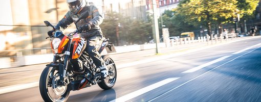 125er-Motorrad auf Straße in der Stadt