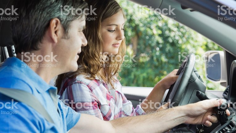 Fahrlehrer erklärt Autofahrerin den Blinker.