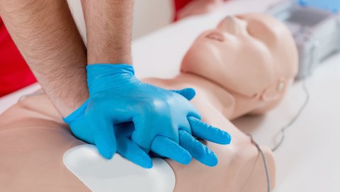 In the first aid course for your driving licence you will learn everything you need to know in case of an emergency.