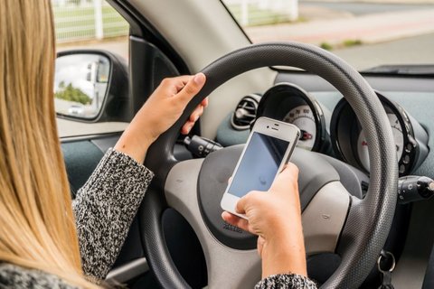 Using the mobile phone at the wheel while driving is an absolute taboo.