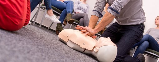 Only with a successfully passed first aid course you will be admitted to the driving licence.
