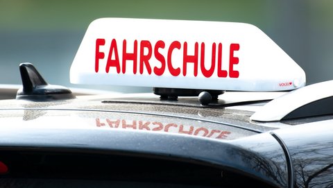 Fahrschulzeichen auf Autodach